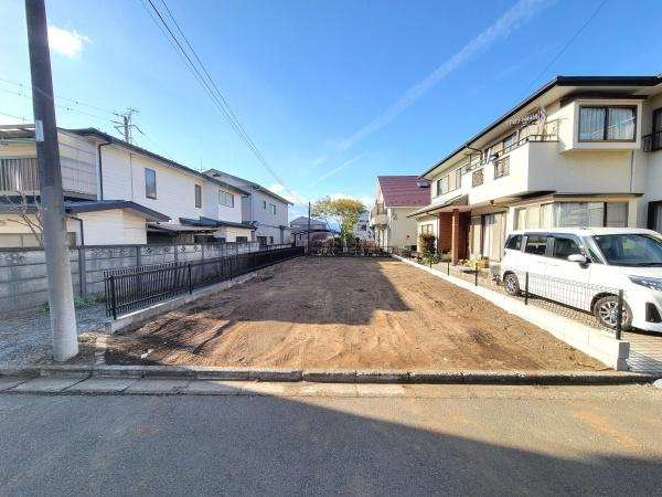 閑静な住宅街に位置し周辺には整った街並みが広がっています。前面道路も歩道が確保されており車の出入りがしやすい立地です。両隣の住宅との距離もしっかり確保されています。
