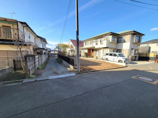 前面道路が広く車の出入りもスムーズに行えます。周囲の住宅も整然と並び落ち着いた雰囲気が感じられます。道路がフラットで歩行もしやすい環境です。日差しも差し込みやすい区画になっています。