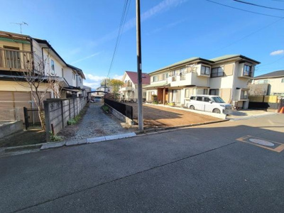 前面道路が広く車の出入りもスムーズに行えます。周囲の住宅も整然と並び落ち着いた雰囲気が感じられます。道路がフラットで歩行もしやすい環境です。日差しも差し込みやすい区画になっています。