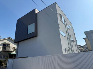 スタイリッシュな外観が特徴的な建物です。直線的なデザインが印象的で現代的な雰囲気を感じさせます。周囲の住宅街とも調和した外観となっています。高い塀もプライバシー面をサポートしています。