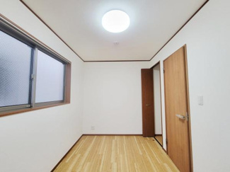 明るい照明がしっかりと設置されており室内全体が見やすい印象です。大きな窓から自然光も取り入れられます。シンプルな内装で使い勝手の良い洋室です。床や建具の色合いが落ち着いており清潔感があります。