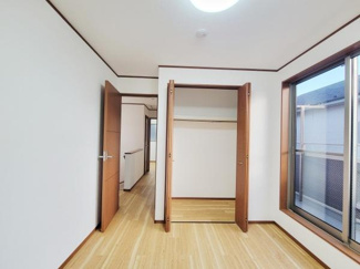 クローゼット扉が大きく開き収納スペースがしっかり確保されています。室内に自然光がたっぷり入るので明るい印象です。無駄のないシンプルな内装で様々なスタイルに合わせやすくなっています。