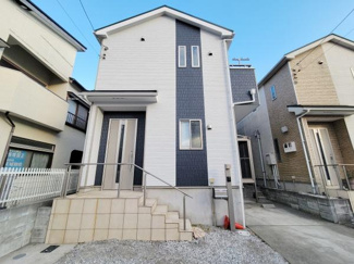 シンプルで洗練されたデザインの外観です。明るい外壁カラーが魅力的に映えます。住まい全体に統一感があり印象的なアクセントが際立ちます。階段アプローチが玄関までの導線をスムーズにしています。