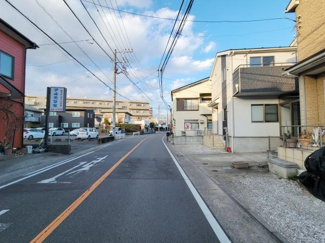 前面道路が広々としており車の出入りもスムーズに可能です。周辺には住宅が建ち並び落ち着いた街並みが続いています。撮影時の空も明るく開放的な印象を与えます。歩道も整備され日常の移動にも便利な環境です。