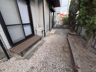 庭には玉砂利が敷き詰められていてお手入れがしやすいです。ウッドデッキがあり出入りも便利です。樹木や花壇スペースが確保されているのでガーデニングなども楽しめます。