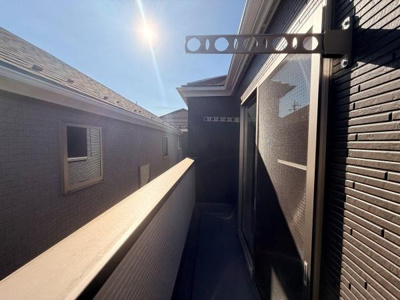 十分な奥行きがありさまざまな用途に活用できるバルコニーです。日差しが差し込む設計で明るい雰囲気が感じられます。建物との距離も確保されておりプライベート感も保たれています。