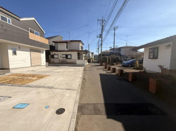 道路に面した駐車場があり車の出し入れがしやすい配置です。広々としたスペースでゆとりを感じられます。周辺は住宅街で落ち着いた雰囲気が漂っています。日当たりも良好な場所です。