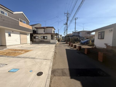 道路に面した駐車場があり車の出し入れがしやすい配置です。広々としたスペースでゆとりを感じられます。周辺は住宅街で落ち着いた雰囲気が漂っています。日当たりも良好な場所です。