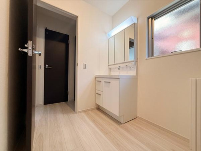 明るい空間が広がる洗面台・洗面所です。大きな鏡と収納が使いやすさに配慮されています。窓付きで換気もしやすく快適な清潔感のある仕上がりです。機能性とシンプルなデザインが特徴的です。