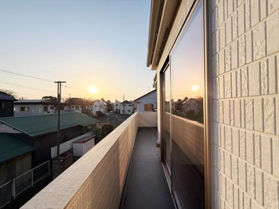 開放感のあるバルコニーはゆったりとした奥行きが魅力です。日当たりも良好で明るい空間が広がっています。景色を楽しみながら過ごせるロケーションが印象的です。