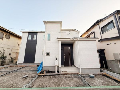 シンプルで洗練された印象の外観です。白を基調としアクセントの黒がモダンな雰囲気を演出します。周囲との調和も感じられるデザインです。玄関アプローチもすっきりとした印象です。