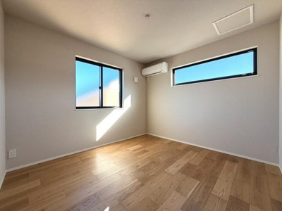 二面採光が特徴の洋室です。明るい光が差し込みすっきりとした空間が広がっています。シンプルな内装でお手入れもしやすい設計です。ナチュラルなフローリングが落ち着いた雰囲気を演出しています。