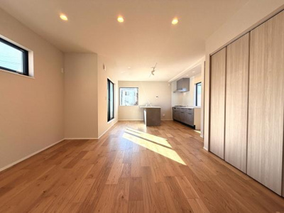 明るい日差しが差し込むリビングです。ナチュラルなフローリングが空間を引き立てています。使い勝手の良い形状でお部屋を有効に利用できます。複数の窓から自然光が入るため日中は照明無しでも快適です。