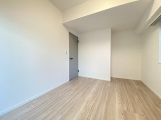 バルコニーに繋がる約6.0帖の洋室です♪