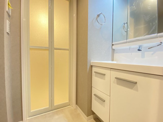 人気の三面鏡を採用しております。鏡の裏が収納になっておりますので、洗面台周りもスッキリと片付きます。クッションフロア貼替済です。