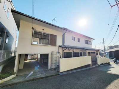 日当たりの良さが印象的な現地土地写真です。前面道路も広く開放感を感じられます。建物部分の下にスペースがあり多用途に活用できそうです。周囲には電線が整然と配置されています。