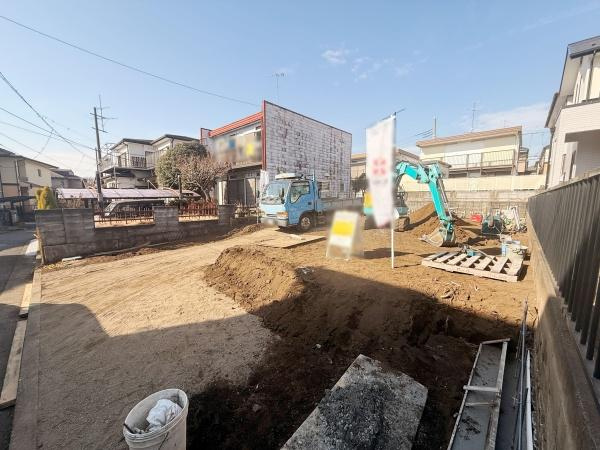 陽当たりが感じられる現地土地写真です。前面道路との接道状況が分かりやすい区画です。周囲の住環境も確認できる開放感のある敷地です。整地済みで建築計画が立てやすい点も特徴です。