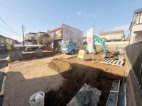 陽当たりが感じられる現地土地写真です。前面道路との接道状況が分かりやすい区画です。周囲の住環境も確認できる開放感のある敷地です。整地済みで建築計画が立てやすい点も特徴です。