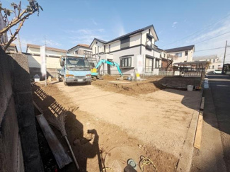 陽当たりが感じられる現地土地写真です。前面道路との接道状況が分かりやすい区画です。周囲の住環境も確認できる開放感のある敷地です。整地済みで建築計画が立てやすい点も特徴です。