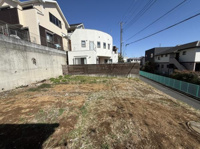 南向きで日当たりが良い現地土地写真です。周辺は落ち着いた住宅街で幅広いプランに対応可能な整形地です。隣接する道幅も広く開放感があります。