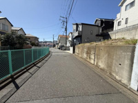 前面道路はしっかりと舗装されており安心して通行できます。電柱やフェンスも整備されており周囲は明るい印象です。住宅が並ぶ落ち着いた環境です。