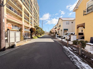 前面道路は幅が広く車の出し入れもスムーズに行えます。周辺は整然とした街並みが続いており開放感があります。晴れた日には空が広く感じられ気持ちの良い通りです。周辺の住宅も手入れが行き届いています。