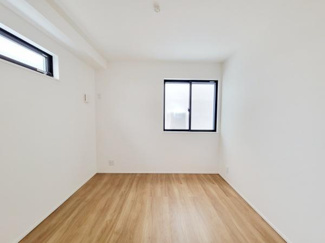 明るい色合いのフローリングが印象的な洋室です。窓が2つあり採光にも配慮された空間です。シンプルな造りでお手入れがしやすいです。壁や床の状態も良好です。幅広い用途に対応できる洋室です。