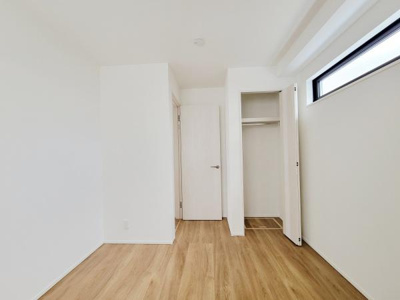 クローゼットが備え付けられており収納スペースが確保されています。すっきりとした空間に仕上がっていて整理整頓にも役立ちます。無駄のないシンプルな内装が特徴です。