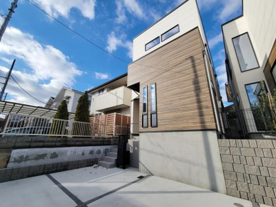 前面道路からスムーズに出入りできる駐車場です。ゆとりのあるスペースで駐車がしやすい設計となっています。敷地内に直結しアクセスも良好です。周囲は落ち着いた雰囲気で快適にご利用いただけます。