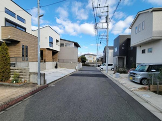 前面道路が広く車の出し入れもスムーズに行えます。周辺は新しい住宅が並び整った街並みが魅力的です。