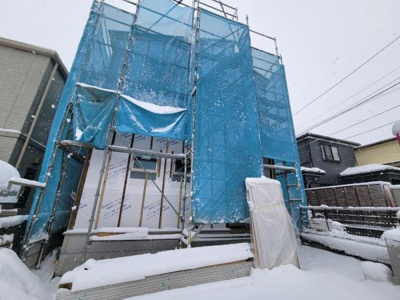 建築中の現場がしっかりと養生されており安心感があります。周囲もきれいに整備されています。