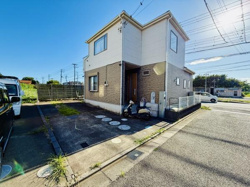 シンプルな色使いが印象的な外観です。角地に位置し周囲に開放感があります。窓の配置がバランスよく施されています。駐車スペースも確保されています。外観に落ち着きがあります。