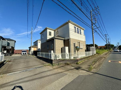 前面道路は舗装されており車両の通行も安心です。現地の周囲には住宅が並び落ち着いた雰囲気を感じられます。道幅もしっかりと確保されており車の出入りがしやすいです。