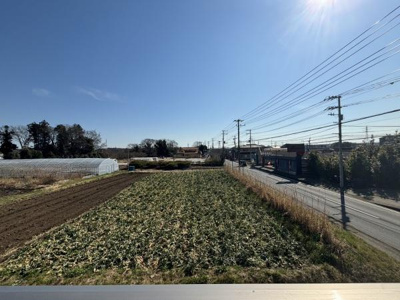 視界に広がる畑と空が印象的な眺望をお楽しみいただけます。周囲に遮る建物が少なくゆったりとした開放感を感じられます。天候や季節によって異なる景色が望め四季折々の自然の表情を実感できます。