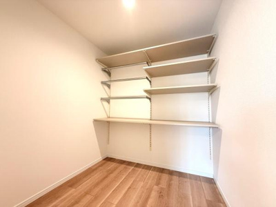 可動式の棚が設置されており収納スペースが充実しています。整理整頓に便利な設計です。明るい室内で使いやすい配置となっています。棚の高さも調整可能で多様な収納に対応できます。