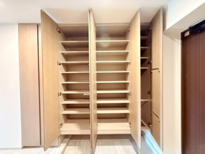 扉付きの棚が多数備えられており収納スペースがしっかり確保されています。棚の高さも調整しやすく使い勝手の良い設計です。収納の選択肢が広がる機能的な造りになっています。