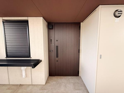 玄関ドアはシンプルで落ち着いたデザインです。隣にはフラワーボックスが設けられています。玄関周りは清潔感があります。シャッター付きの窓も設置されています。