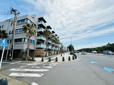 落ち着いた雰囲気の住宅街が広がっています。前面道路は広く車や自転車の通行もスムーズです。周囲には植栽や石垣が施されており街並みに調和した環境が魅力です。