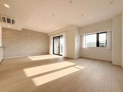 広々としたキッチンスペースが特徴的です。落ち着いた色合いの天板が空間に上質さを与えています。作業効率の良い配置が魅力的です。照明も充分に設けられており明るい印象を持ちます。収納も豊富に感じられます。