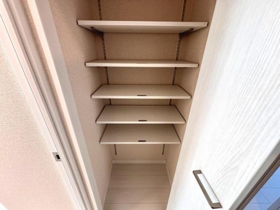 可動式の棚が設けられており用途に合わせて棚の高さを調整できます。収納スペースがしっかり確保されているので整理整頓に役立ちます。扉付きで中身を隠すことができすっきりとした印象が維持できます。