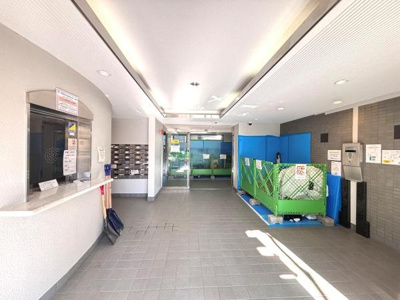 広々としたエントランスが明るく迎えてくれます。管理窓口や郵便受けも見やすい位置に設置されています。ゴミ置き場も分かりやすく清潔感が感じられます。全体的に整った空間が印象的です。