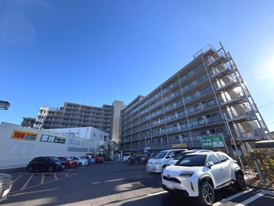 大型の集合住宅で周辺にはスーパーも隣接しています。空が広く感じられる開放的なロケーションです。敷地内には広々とした駐車場が設けられています。外観はしっかりとした造りとなっています。