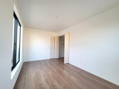 洋室は明るい色合いのフローリングが特徴的です。大きな窓から自然光がしっかり入ります。収納スペースも備わっています。シンプルな内装でアレンジしやすいです。壁や天井も白基調で開放感があります。