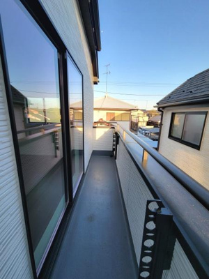 バルコニーは奥行きがあり移動がしやすい設計です。隣家との距離も確保され開放感が感じられます。ガラスの手すりが採用されており明るさがしっかりと確保されています。