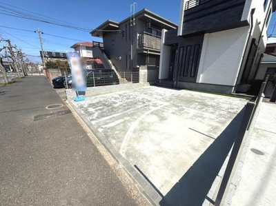 建物の前面に広い駐車スペースがあります。舗装の準備が進んでおり使い勝手の良さが期待できます。車庫入れもしやすい広さです。住宅へのアクセスもスムーズです。将来的な利用も幅広く考えられる空間です。