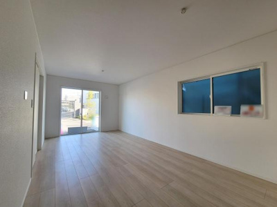 ナチュラルな色合いのフローリングが室内を明るく演出しています。大きな窓からは外の光がたっぷりと入ります。洋室全体がゆとりある空間に仕上がっています。シンプルな内装なので幅広いインテリアに対応できます。