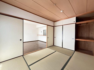 5.4帖洋室はそのまま外に出ることが出来る窓付きです♪