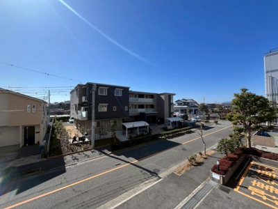 バルコニー側の前面道路は交通量少なめです♪