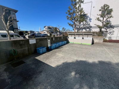 収納付き奥から光の入る明るい玄関です♪