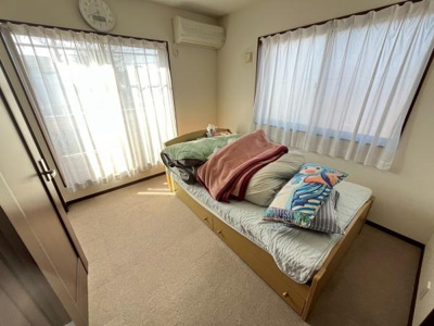 5.25帖洋室です♪収納2か所、採光2面素敵なお部屋です♪